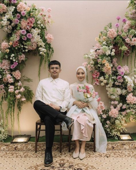 Decor Lamaran Simple Di Rumah, Engagement Decorations Indoor, Outfit Tunangan, Decor Lamaran Simple, Pose Lamaran Engagement, Pose Foto Lamaran, Dekor Engagement Simple, Engagement Decorations Backdrop, Decor Tunangan