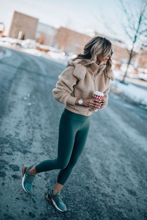 25 Athleisure Looks You'll Want To Live In All Winter Long - Society19 Look Grunge, Look Legging, Athleisure Trend, Mode Boho, Legging Outfits, Green Leggings, Ideas Outfit, Outfit Trends, Athleisure Outfits