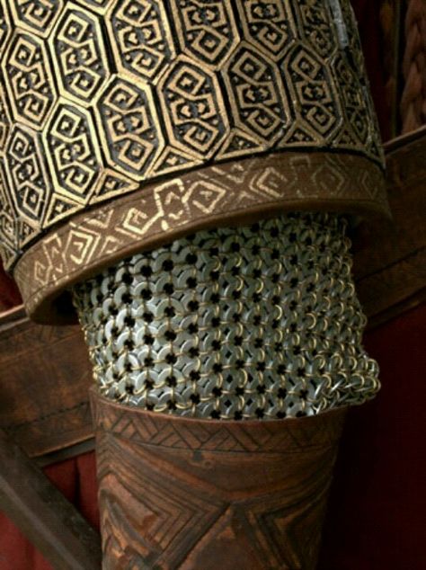 Gimli shoulder armor detail Dwarven Armor, Hobbit Cosplay, Armor Inspiration, Legolas And Gimli, Pillars Of Eternity, Into The West, Larp Costume, Shoulder Armor, Leather Armor