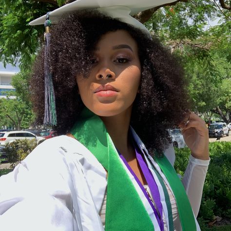 Natural Hair Graduation Cap, Curly Hair Graduation Cap, Hair Graduation, Graduation Hairstyle, Graduation Hairstyles With Cap, Graduation Outfit College, Cap Hairstyles, Graduation Hair, Congratulations Graduation