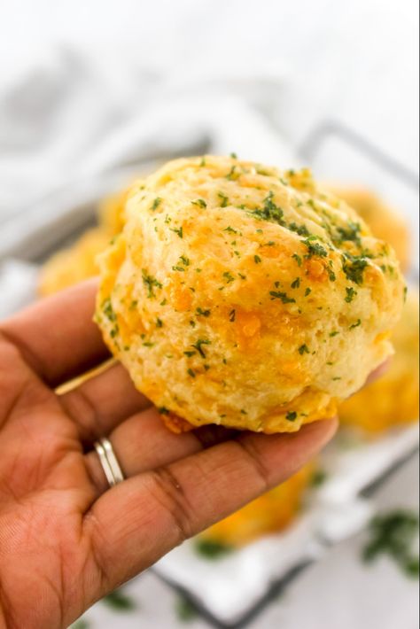 Quick & Easy Cheddar Old Bay Biscuits, as the name suggest these copycat Red Lobster biscuits are ready from start to serve in just 20 minutes – quick, easy, and irresistible! They are a delicious biscuit bundle of buttery, cheesy and garlicky goodness; a definite crowd pleaser that friends and family will enjoy! Serve as a side dish or appetizer. Cheesy Biscuits, Red Lobster Cheddar Bay Biscuits, Red Lobster Biscuits, Biscuits Casserole, Cheesy Biscuit, Cozy Dinners, Cheddar Bay Biscuits, Pan Sin Gluten, Cheddar Biscuits