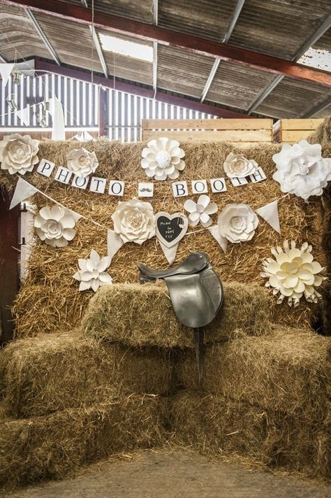 rustic country farm hay bales wedding photo booth #wedding #weddings #weddingideas #weddingbackdrops #hmp Yosemite Wedding, Unplugged Wedding, Paper Flowers Wedding, Rustic Fall Wedding, Wedding Cake Rustic, Hay Bales, Wedding Photo Booth, Whimsical Wonderland Weddings, Photo Booths