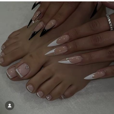 Monochromatic Nails, Nails And Toes, Acrylic Nails Stiletto, Bday Nails, Stilleto Nails Designs, Pointy Nails, Stiletto Nails Designs, Classy Acrylic Nails, Almond Acrylic Nails