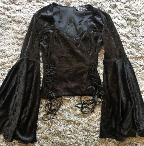 Gothic Inspiration, Goth Outfit Inspo, Goth Outfit Ideas, 90s Goth, Gothic Clothes, Clothing Staples, Taylor Momsen, Bags And Purses, Gothic Clothing