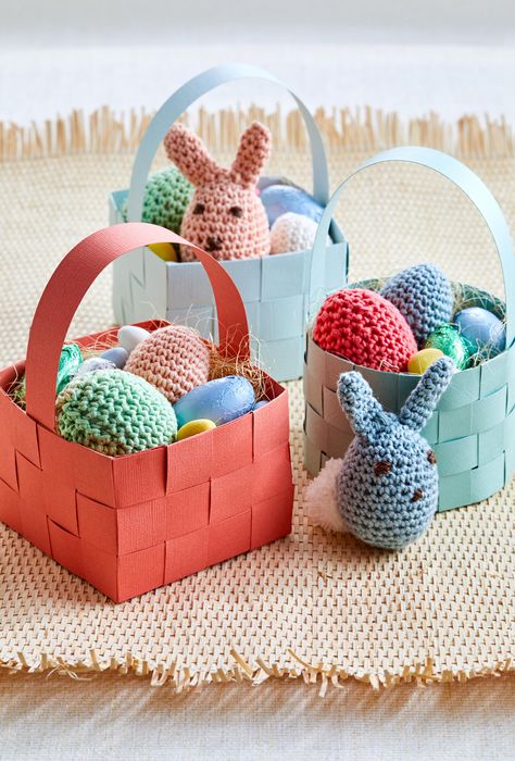 Transform heavyweight scrapbooking paper into an inexpensive Easter basket with a simple weaving technique. #easter #easterbasket #bhg Crocheted Eggs, Diy Easter Baskets, Unicorn Easter Basket, Paper Easter Basket, Simple Easter Baskets, Homemade Easter Baskets, Monogrammed Easter Basket, Unique Easter Baskets, Creative Easter Baskets