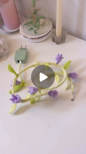 Real Homes on Instagram: "Protect your phone charger cord (and give it a cute cottagecore vibe) with this pipe cleaner DIY via @deryatavas 💐 
.
.
.
.
#myrealhome #diyhomedecor #cottagecoreaesthetic #cottagecoredecor #diydecor #diyideas #homedecorideas" Crochet Charger Cord, Vine Charger, Phone Charger Diy, Diy Chargers, Pipe Cleaner Flowers, Cute Cottagecore, Phone Cords, Clean Phone, Real Homes