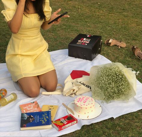 Picnic Pictures Friends Photo Ideas, Picnic Date Outfits, Picnic Pictures, Picnic Photography, Best Friend Dates, Single Pic, Picnic Birthday, Picnic Date, Black Garden