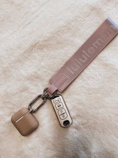 Lululemon Lanyard Aesthetic, Lulu Lemon Keychain Aesthetic, Keychain For Keys, Never Lost Keychain Aesthetic, Aesthetic Keychains For Car Keys, Lululemon Keychain Ideas, Lululemon Keychain Aesthetic, Cute Car Keys Keychains Ideas, Aesthetic Key Chains