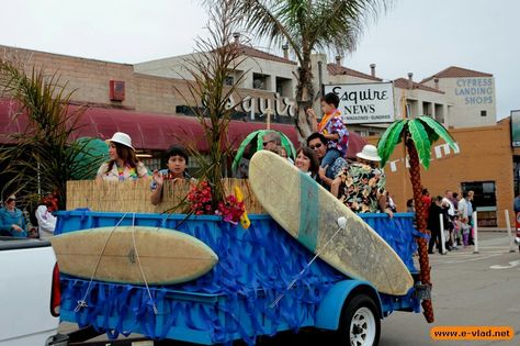 beach float Beach Parade Float Ideas, Hawaiian Float Parade, Diy Parade Float Ideas, Diy Parade Float, Parade Float Diy, Parade Float Theme, Halloween Parade Float, Mardi Gras Parade Float, Parade Float Ideas