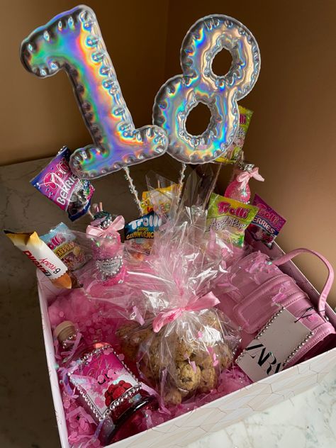 Diy 18th Birthday Gifts, 18th Birthday Gifts For Best Friend, 18th Birthday Present Ideas, Gifts For 18th Birthday, Countdown Gifts, 21st Birthday Presents, Best Friend Birthday Cards, Birthday Basket, Birthday Hampers