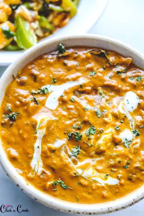 This Punjabi Dal Makhani recipe is so creamy, super tasty, and incredibly easy to make! The smokiness gives you more flavors just like your favorite Restaurant! Make this incredibly luscious creamy Dal Makhani recipe will be your favorite one! Lentils play a huge role in Indian cooking, we have quite a lot of varieties in dal preparation. This Dal makhani is one among them, it is super exotic, healthy and tasty as well. What makes this dal makhani recipe truly outstanding and better than anythin Dahl Makhani, Makhani Recipe, Dal Makhani Recipe, Dal Makhani, Slow Cooker Times, Winter Cooking, Gluten Free Recipes Bread, Healthy Cake Recipes, Gluten Free Recipes Easy