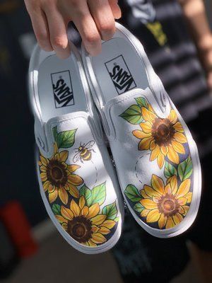 Shoe Art Ideas, Canvas Shoes Diy, Handpainted Shoes, Sharpie Shoes, Clothes Painting, Jean Art, Vans Shoes Women, Shoe Painting, Custom Vans Shoes