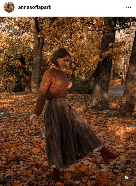 Feminine Winter Outfits, Autumn Photography Portrait, 1st Of September, Cottage Core Fashion, Cottagecore Outfit, Leaves Changing Color, Welcome Autumn, Dark Academia Fashion, Cottagecore Outfits