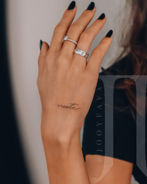 Delicate Tattoo Writing, Elegant Name Tattoos For Women, Writing Tattoo On Hand, Classy Finger Tattoos, Mumma Tattoo, Name Tattoos On Hand, Names Tattoo Ideas For Women, Grounded Tattoo, Hand Name Tattoos