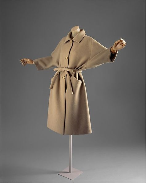 Balenciaga Coat, Mode Mantel, Cristóbal Balenciaga, Fashion 1960s, Clothing Photography, 1960s Fashion, Moda Vintage, 60s Fashion, Vintage Coat