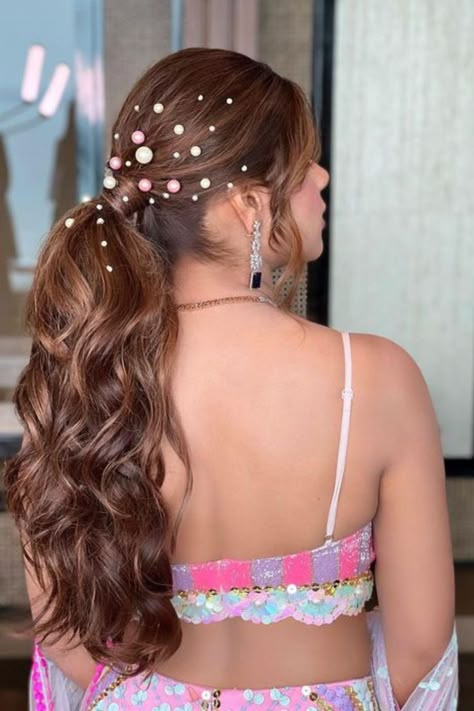 Mehendi Hairstyles, Unique Bridal Hair, Hair Style On Saree, Stylish Ponytail, Pony Hairstyles, Hair Style Vedio, Engagement Hairstyles, Bridal Hairdo, Traditional Hairstyle