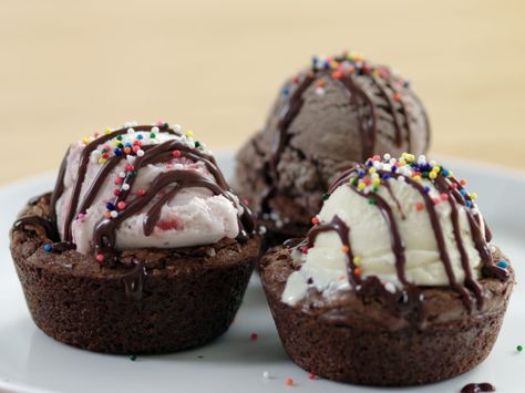 The best of both worlds. Brownie Sundae Cups, Ice Cream Brownie, Sundae Cup, Brownie Sundae, Ice Cream Bites, Baked Breakfast Recipes, Brownie Cups, Brownie Ice Cream, Pinwheel Recipes