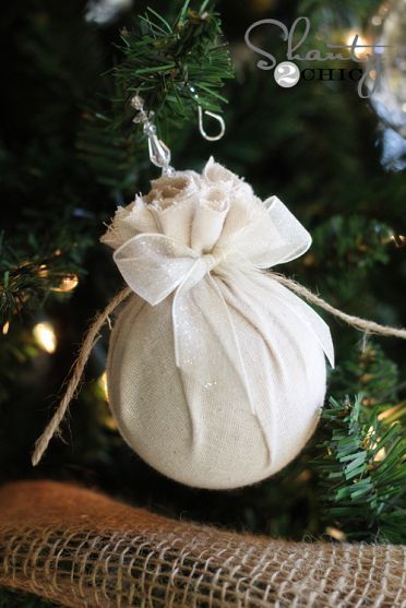 upcycle old ornaments into this cute chabby chic redo Natal Country, Shabby Chic Christmas Tree, Jul Diy, Diy Christmas Ornaments Easy, Diy Christmas Ornament, Shabby Chic Christmas, Burlap Christmas, Chic Christmas, Noel Christmas