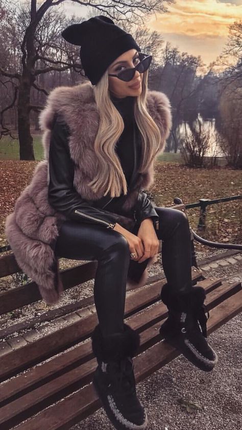 Glamorous Winter Outfits, Fur Vest Outfit Dressy, Fur Coat Outfit Dressy, Fur Vest Outfit Winter, Outfit Neve, Ladies Winter Outfits, Winter Weather Outfits, Fur Vest Outfit Ideas, Cute Winter Outfits For Women