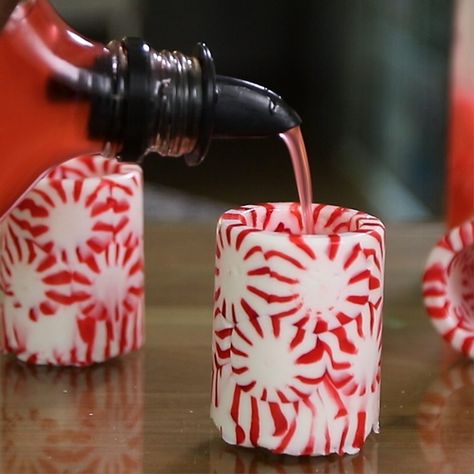 These Candy Cane Shot Glasses full of candy cane vodka with candy cane your brain with some delicious liquor. These vodka dessert cocktails contain vodka, peppermints, and are served in little candy cane shot glasses! How can your guests not be impressed with these little vodka shooters? Candy Cane Shot Glasses, Jolly Rancher Shot Glasses, Vodka Shooters, Candy Cane Vodka, Jello Ideas, Shot Glasses Diy, Holiday Bars, Edible Shot Glasses, Shot Glass Mold