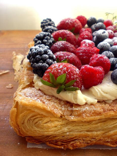 Spring Tart, Berry Tart, Puff Pastry Recipes, Pastry Desserts, Izu, Tart Recipes, Eat Dessert, Fruit Desserts, Puff Pastry