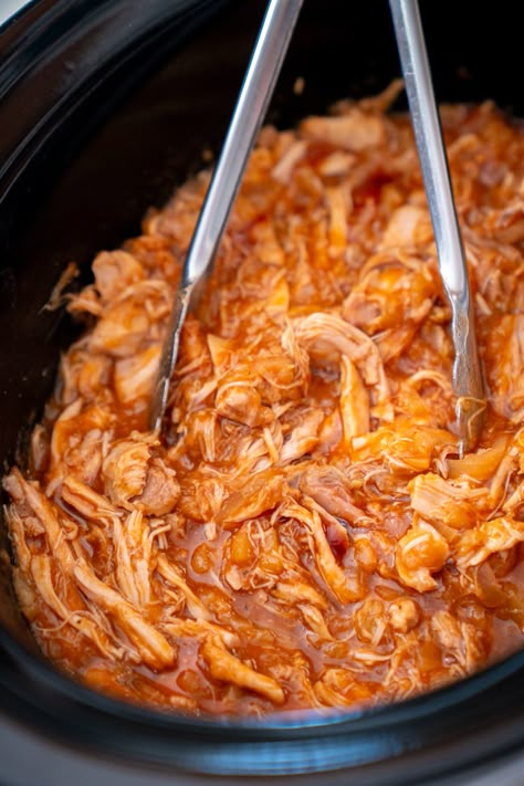 Hawaiian Shredded Chicken 12 Tomatoes, Meal Ideas With Shredded Chicken, Hawaiian Shredded Chicken Crockpot, Dinner Entrees Main Dishes, Hawaiian Shredded Chicken, Recipes Using Shredded Chicken, Crock Pot Chicken Recipe, Crockpot Shredded Chicken, Easy Crock Pot Chicken