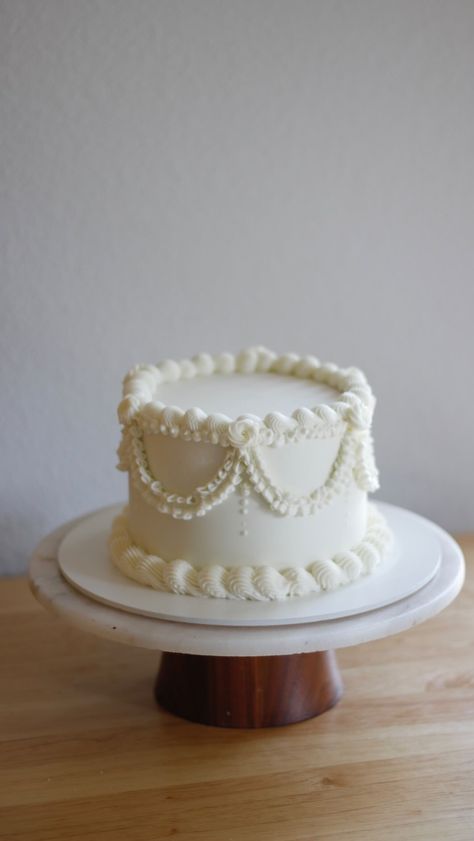 mitzi song | Do a dollop of daisy 🌼 #cake #cakes #cakeart #daisy #buttercreamflowers #buttercream #swissmeringuebuttercream #weddingcake… | Instagram Simple Vintage Cake, California Cake, White Vintage Cake, White Cake Design, Wedding Cakes Simple, Pearls Cake, Daisy Cake, Wedding Cake Pearls, 25th Birthday Cakes