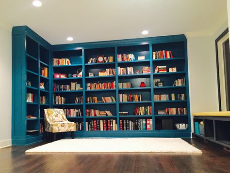 Turquoise built in bookshelves Teal Bookshelf, Teal Bookshelves, Bookshelf Library, Built In Bookshelves, Books Bookshelf, Living Room Decor Colors, Bookshelf Design, Modern Style Homes, Built In Bookcase