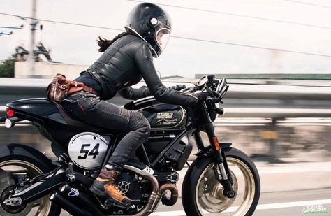 Nine T Bmw, Women Riding Motorcycles, Modern Cafe Racer, Cafe Racer Helmet, Ducati Cafe Racer, Chicks On Bikes, Bmw R100, Scrambler Custom, Cafe Racer Girl