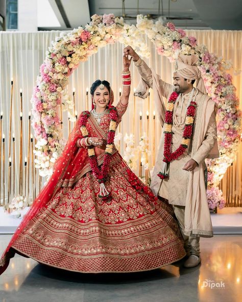 Wedding Poses Ideas, Gorgeous Lehenga, Sabyasachi Lehengas, Bride Groom Photoshoot, Best Indian Wedding Dresses, Bride Groom Poses, Indian Bride Poses, Indian Bride Photography Poses, Indian Wedding Poses