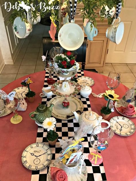 Alice In Wonderland Table, Wonderland Party Theme, Deco Disney, Alice In Wonderland Diy, Wonderland Party Decorations, Alice In Wonderland Decorations, Alice In Wonderland Tea Party Birthday, Tea Party Table, Alice Tea Party