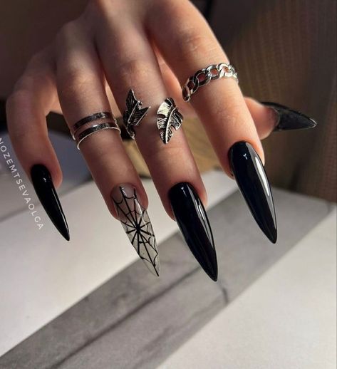 Halloween Stiletto Nail Ideas, Raven Inspired Nails, Black Nails Stiletto, Nail Inspo Goth, Halloween Stiletto Nails, Nails And Rings, Acrylic Nails Stiletto, Witchy Nails, Goth Clothes