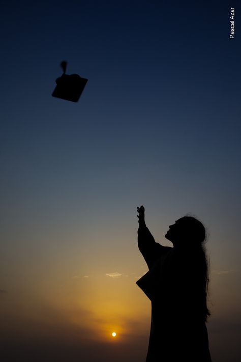 Sunset graduation picture Sunrise Graduation Pictures, Senior Sunset Pictures, Sunset Graduation Pictures, Graduations Ideas, Cap And Gown Senior Pictures, Graduation Silhouette, Sunrise Drawing, High School Graduation Photos, Senior Year Pictures