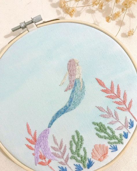 ☁️Hand Embroidery by Milcah ☁️ on Instagram: “Raise your hand if you wanted to be a mermaid when you were young. 🙋🏻‍♀️🧜🏻‍♀️🤍✨ This Beautiful Name Hoop is just so calming to look at. 🌊…” Mermaid Embroidery Patterns, Middle School Projects, Mermaid Embroidery, Beautiful Name, When You Were Young, Art Lesson Ideas, Raise Your Hand, Art Lesson, A Mermaid