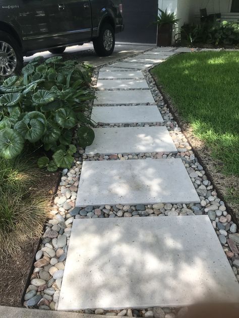 Outside Pathway Ideas Diy, Modern Xeriscape Backyard, Pathways Ideas Walkways Entrance, Stone Path Front Yard, L Shaped Front Yard Landscaping, Landscaping Walkways Pathway, Front Yard Landscaping Stones, Side Of House Pathway, Simple Paver Walkway