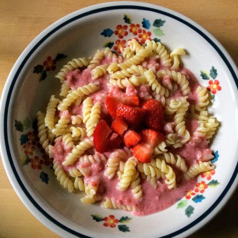 Macaroni with Strawberries (Makaron z truskawkami) - Kielbasa Stories Polish Pasta, Strawberry Pasta, Big Strawberry, Farmers Cheese, Strawberry Season, Strawberry Yogurt, Strawberry Sauce, Fast Easy Meals, Kielbasa