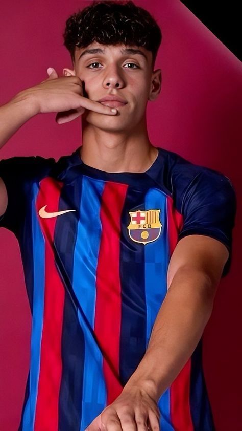 Hector Fort, Football Players Photos, Manchester United Team, Cristiano Ronaldo Junior, Cute Football Players, Ronaldo Junior, Barcelona Players, Soccer Boyfriend, Hippie Lifestyle