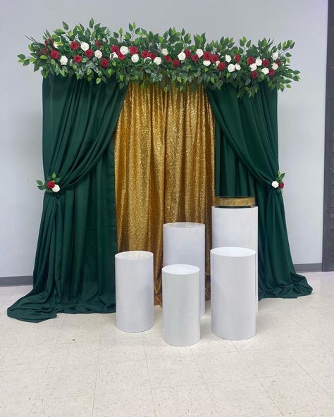 Emerald Green And Gold Backdrop Ideas, Quince Backdrop Ideas Emerald Green, Emerald Green And Gold Backdrop, Emerald Green Wedding Backdrop, Emerald Green And Gold Wedding Decor, Diy Eid Decorations, Green Quinceanera Theme, Green Table Settings, Cake Backdrops