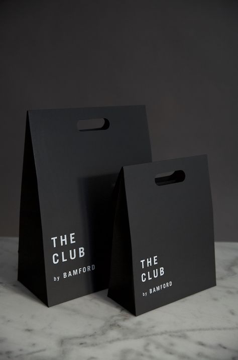 Luxury Black Packaging Design, Goodie Bag Aesthetic, Creative Packaging Design Clothing, Luxury Fashion Packaging, Luxury Clothing Packaging, Giveaway Bags, Black Paper Bag, Luxury Paper Bag, Branded Gift Bags