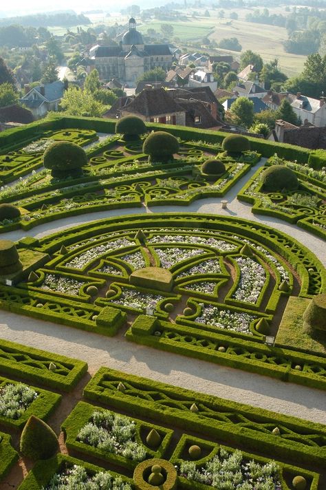 Château de Hautefort: An Enchanting Castle in the Dordogne Knot Garden, Topiary Garden, Formal Garden, Chateau France, Have Inspiration, Formal Gardens, French Garden, Shade Garden, Garden Center