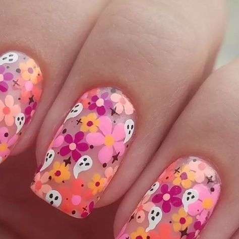 Groovy Ghost Nails, Mushroom Ghost Nails, Halloween Pastel Nails, Ghost Flower Nails, Summer Ween Nails, Flower Ghost Nails, Groovy Halloween Nails, Floral Ghost Nails, Summer Halloween Nails