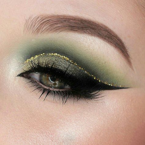 Makeup Looks Green And Gold, Dark Green Makeup Looks Quince, Dark Emerald Green Makeup, Dark Green Wedding Makeup, Gold And Green Prom Makeup, Green And Gold Makeup Ideas, Forest Green Wedding Makeup, Dark Green And Gold Makeup Looks, Forest Green Eye Makeup