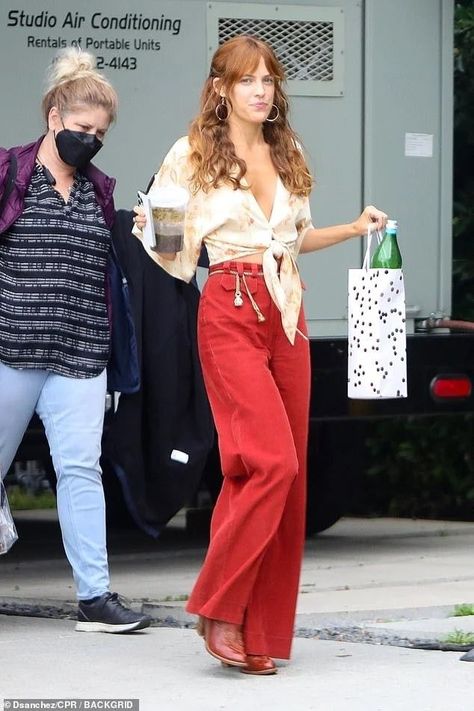 Daisy Jones & The Six Updates on Twitter: "riley on set today!… " 70s Inspired Outfits, Daisy Jones And The Six, Riley Keough, 70s Inspired Fashion, Daisy Jones, 70s Outfits, Look Retro, Blair Waldorf, 70s Inspired