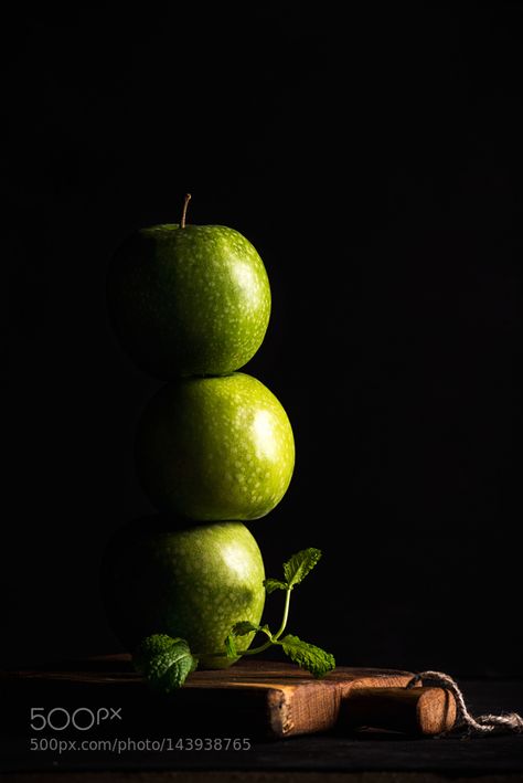 Pic: Green apples making stack or tower with branch of fresh mint on black background Green Still Life Photography, Apple Still Life Photography, Fruit And Vegetable Still Life Photography, Green Apples Aesthetic, Green Apple Recipes, Green Apple Photography, Food Photography Fruit, Shutter Speed Photography, Dark Food Photography