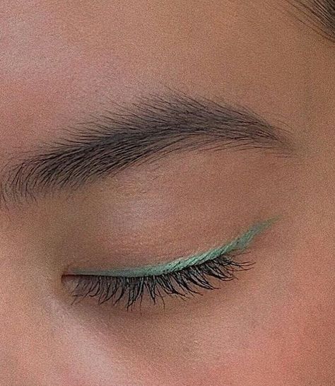 Simple Green Eyeliner, Eyeliner Simple, Travel Capsule Wardrobe Summer, Green Eyeliner, Prom Makeup Looks, Stylish Nails Designs, Green Makeup, Travel Capsule Wardrobe, Cute Makeup Looks