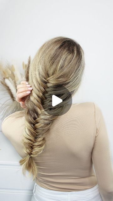 ❁︎ Ⓝ︎Ⓘ︎Ⓐ︎ ❁︎ on Instagram: "Simple Fishtail Braid  🐠 #fishtailbraids #fishtailbraid #halszálkafonás #fonás #braidtutorial #fishtailbraidtutorial #hairvideo #hairreels #hairinspiration #longhair #hairposts" Fishtail Braid How To, Fish Braid, Fishtail French Braid, Fishtail Braid, Braid Tutorial, Fish Tail Braid, Hair Videos, Viral Pins, Fall Hair