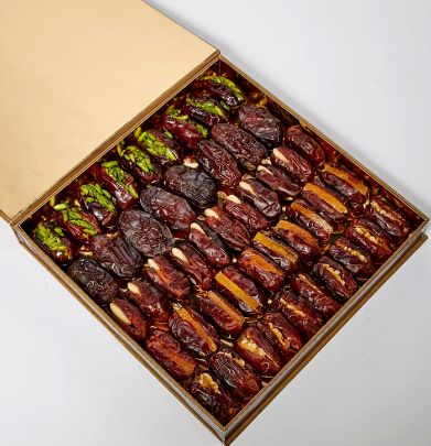 Dates for Ramadan gift box is a special box filled with a variety of dates that is given as a gift during the month of Ramadan. Dates are a traditional food that is commonly consumed by Muslims when breaking their fast during iftar. Ramadan Gifts Ideas, Ramadan Gift Box Ideas, Ramadan Gift Ideas, Date Recipes Desserts, Ramadan Sweets, Ramadan Dates, Biscuit Decoration, Date Recipes, Sweets Gift