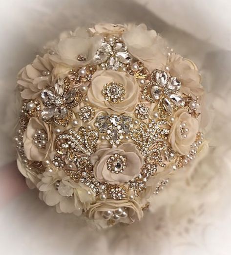 Champagne Quinceanera Theme, Glam Bouquet, Jewelry Bouquet, Quinceanera Bouquet, Sweet 15 Party Ideas Quinceanera, Quince Themes, Champagne Quinceanera Dresses, Gold Bouquet, Jeweled Bouquet