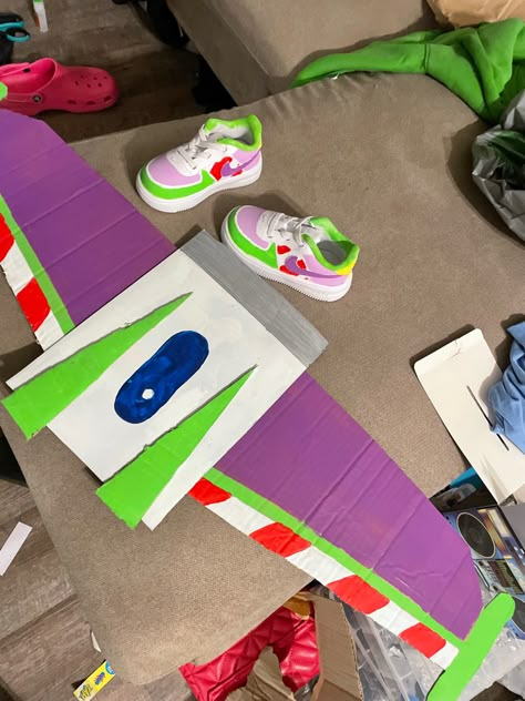 Buzz Light Year Wings Diy, Buzz Light Year Makeup, Buzz Lightyear Costume Women Diy, Diy Buzz Light Year Costume Women, Diy Buzz Light Year Costume, Buzz Light Year Costume Women's, Buzz Light Year Costume, Fantasias Toy Story, Buzz Costume