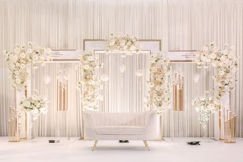 White Wedding Stage Decor, Wedding Stage Decorations Elegant Classy, Settee Back Wedding Decoration, Engagement Backdrop Indian, Wedding Stage Decorations Elegant, Nikah Stage Decoration Simple, Ivory Stage Decor, Dekor Nikahan, Modern Wedding Stage Design